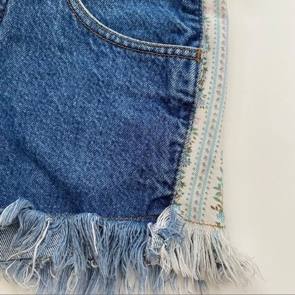 Vintage 90’s Fringe Cut Off Floral Dark Wash High Rise Shorts 7/8 Western - Picture 3 of 9